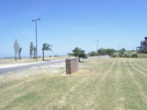 Terreno en venta en Colonia del Sacramento, Uruguay, sobre la Rambla Costanera