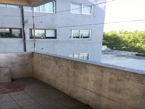 Oportunidad en el centro de Colonia. Amplio apartamento en edificio de categoría. 