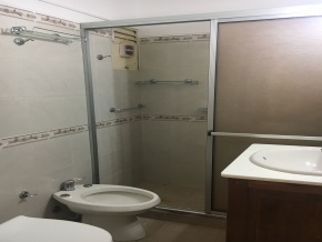 Oportunidad en el centro de Colonia. Amplio apartamento en edificio de categoría. 