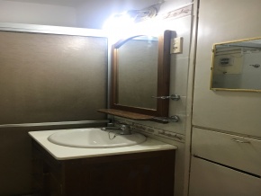 Oportunidad en el centro de Colonia. Amplio apartamento en edificio de categoría. 