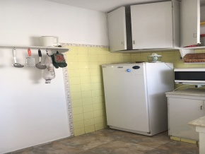 Oportunidad en el centro de Colonia. Amplio apartamento en edificio de categoría. 