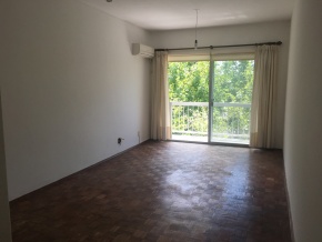 Oportunidad en el centro de Colonia. Amplio apartamento en edificio de categoría. 
