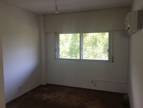 Oportunidad en el centro de Colonia. Amplio apartamento en edificio de categoría. 