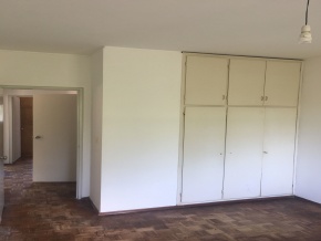 Oportunidad en el centro de Colonia. Amplio apartamento en edificio de categoría. 