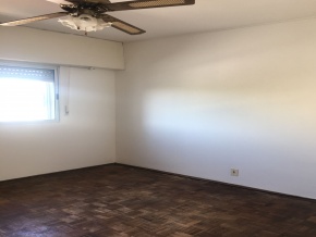 Oportunidad en el centro de Colonia. Amplio apartamento en edificio de categoría. 