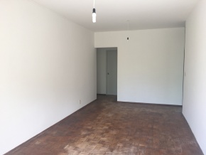 Oportunidad en el centro de Colonia. Amplio apartamento en edificio de categoría. 