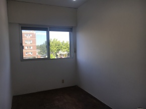 Oportunidad en el centro de Colonia. Amplio apartamento en edificio de categoría. 