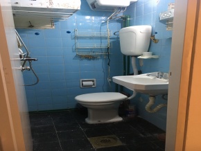 Oportunidad en el centro de Colonia. Amplio apartamento en edificio de categoría. 