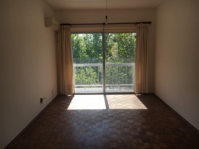Opportunity in downtown of Colonia. Spacious apartment in high category building. 
