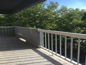 Oportunidad en el centro de Colonia. Amplio apartamento en edificio de categoría. 